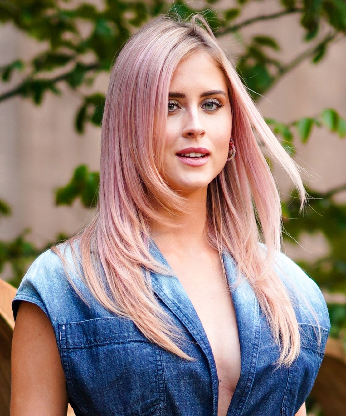 Mid-Back Layered Hair In Soft Pastel Pink Mid-Back Layered Hair In Soft Pastel Pink — Aesthetic Pastel Pink Hair