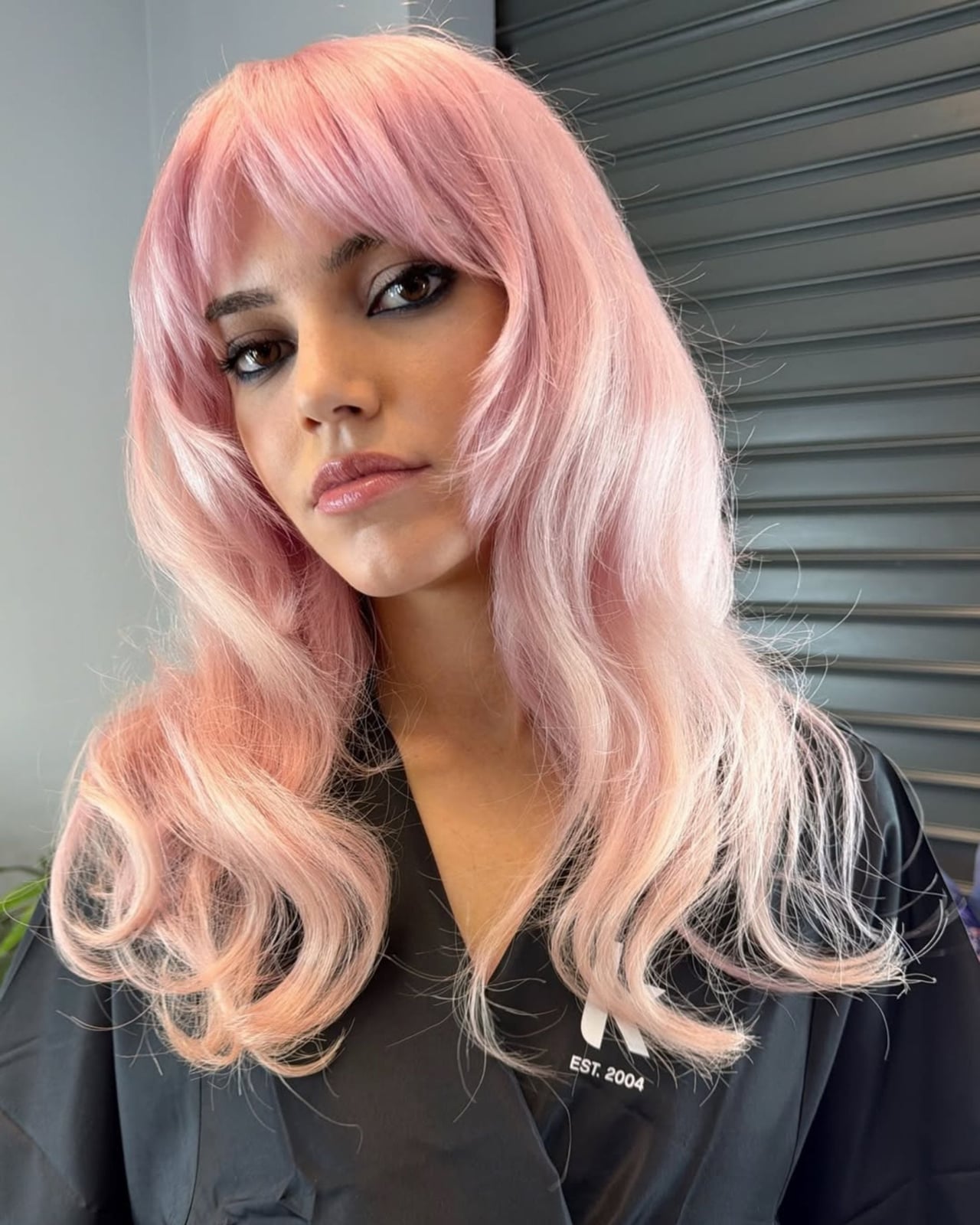 Peachy Pink Collarbone Layers With Wavy Texture Peachy Pink Collarbone Layers With Wavy Texture — Aesthetic Pastel Pink Hair