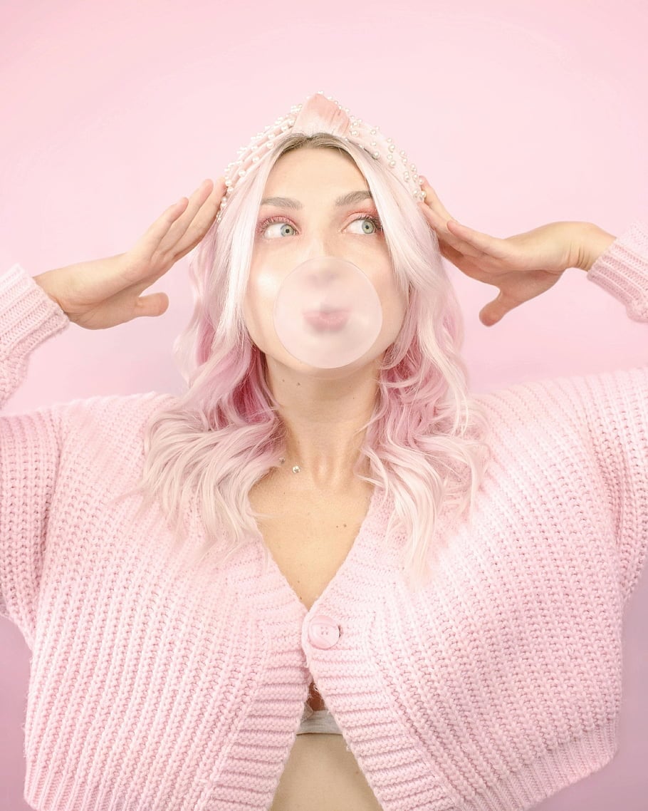 Wavy Collarbone Hair With Pastel Pink Highlights Wavy Collarbone Hair With Pastel Pink Highlights — Aesthetic Pastel Pink Hair