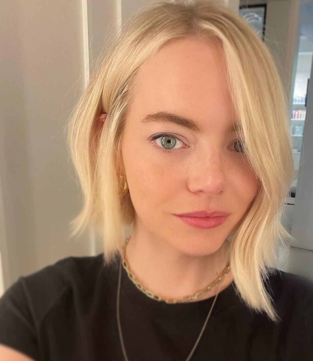 Blonde Wavy Bob With Curtain Bangs Blonde Wavy Bob With Curtain Bangs — Aesthetic Short Hair Bob