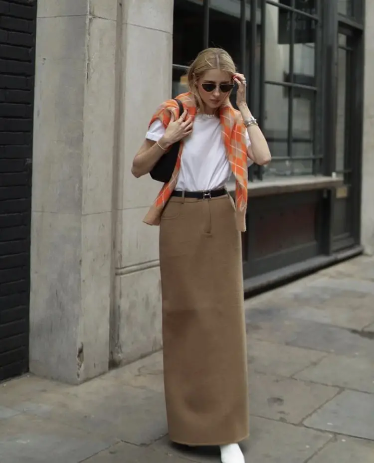 Longline Brown Maxi Skirt with T-Shirt and Sweater Longline Brown Maxi Skirt with T-Shirt and Sweater — Aesthetic Skirt Outfits