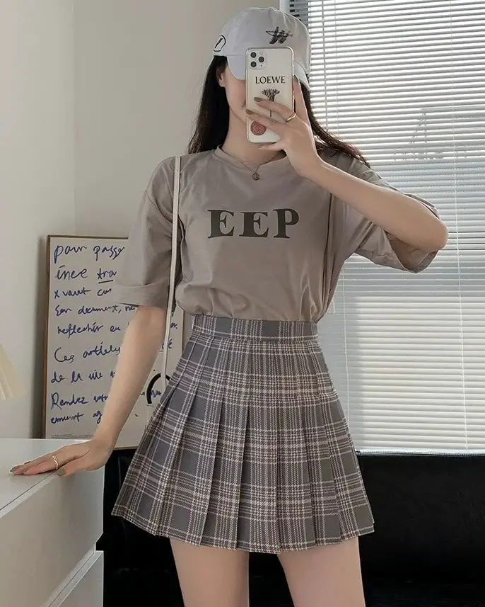 Gray Plaid Pleated Mini Skirt with T-Shirt Gray Plaid Pleated Mini Skirt with T-Shirt — Aesthetic Skirt Outfits