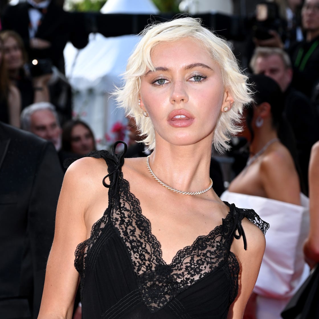 Short Choppy Shag With Piecey Bangs In Platinum Blonde — Aesthetic Thin Hair