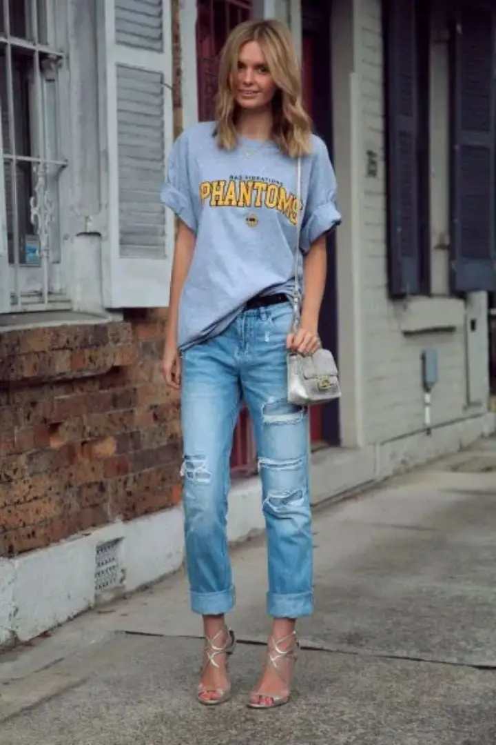 Light Blue Oversized Graphic T-Shirt with Boyfriend Jeans Light Blue Oversized Graphic T-Shirt with Boyfriend Jeans — Aesthetic Tshirt Outfit
