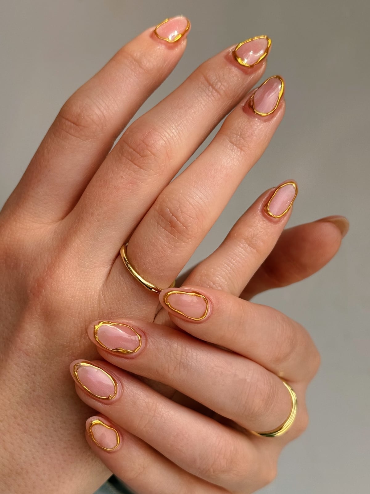 Medium Almond Pink Floral French Nails With Обе руки видны в кадре Medium Almond Pink Floral French Nails With Обе руки видны в кадре — Best Classy Almond Nails