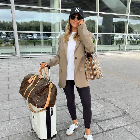 Oversized Blazer and Leggings for Travel Readiness — Best Cute Outfits