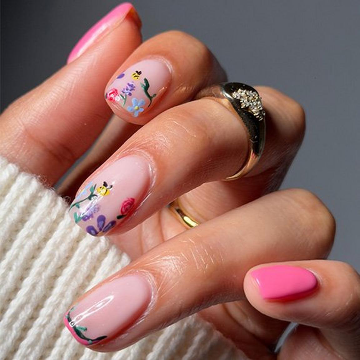 Short Oval Nails With Hand-Painted Bees And Florals Short Oval Nails With Hand-Painted Bees And Florals — Best Simple Nails