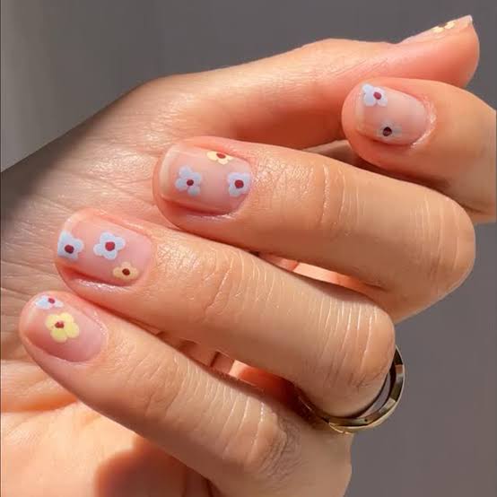 Short Square Nails With Delicate Floral Motifs Short Square Nails With Delicate Floral Motifs — Best Simple Nails