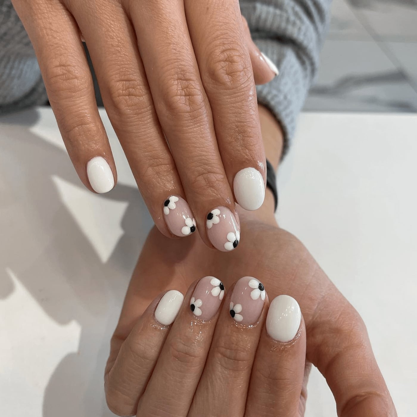 Short Round Nails With White Florals On Sheer Pink Short Round Nails With White Florals On Sheer Pink — Best Simple Nails