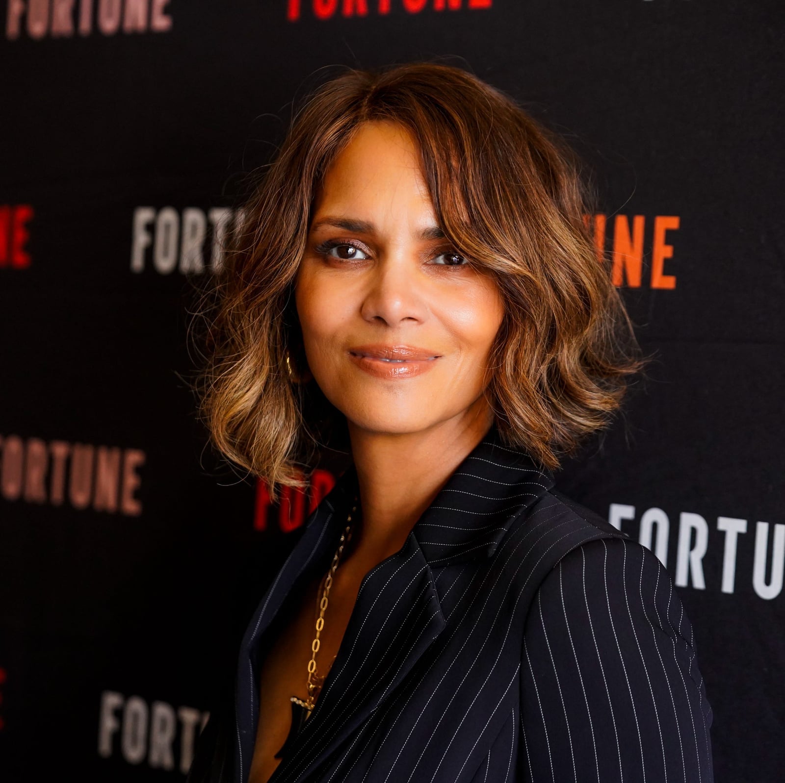 Collarbone Layers With Dark Blonde Highlights and Curtain Bangs — Best Trendy Haircuts