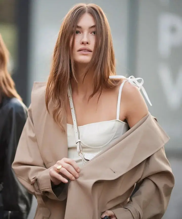 Collarbone Wavy Layers With Curtain Bangs — Best Trendy Haircuts