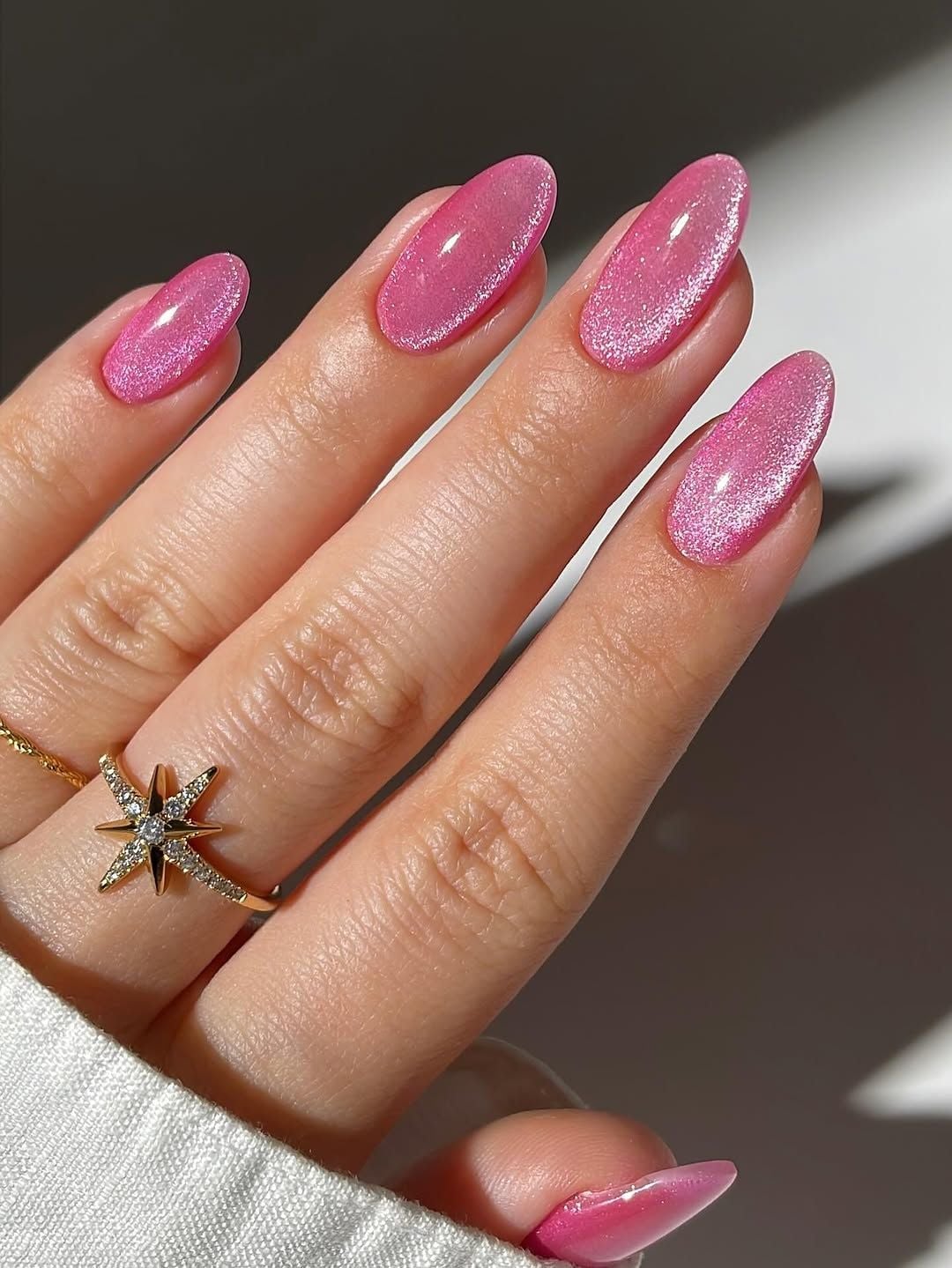 Medium Almond Nails With Pink Cat-Eye Effect — Best Unique Nails