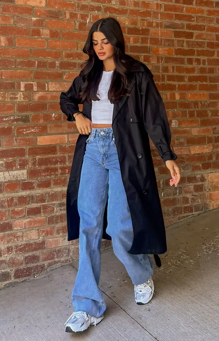 Black Trench Coat With Crop Top and Wide Leg Jeans Black Trench Coat With Crop Top and Wide Leg Jeans — Black Trench Coat Outfit Ideas