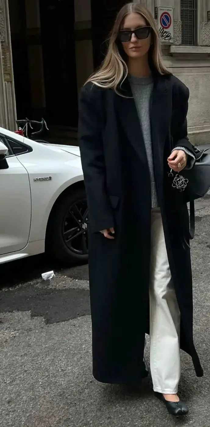 Oversized Black Trench Coat With Sweater and Trousers Oversized Black Trench Coat With Sweater and Trousers — Black Trench Coat Outfit Ideas