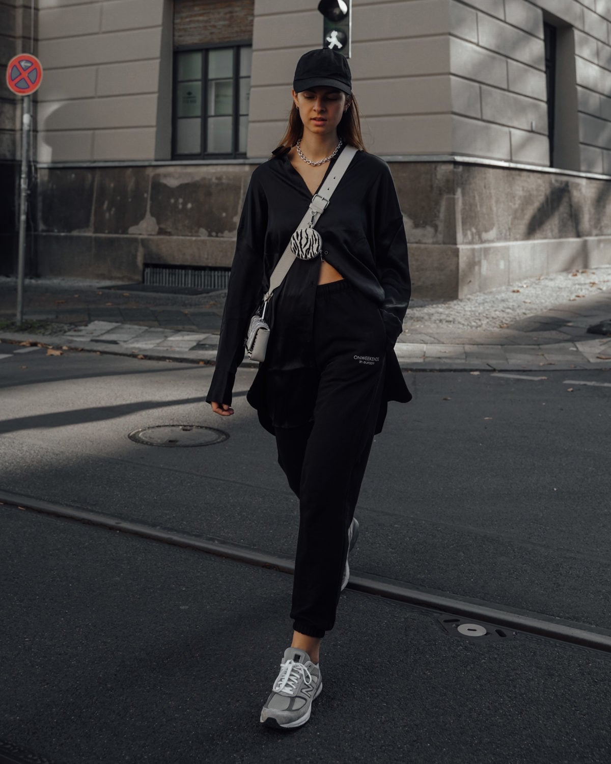 Oversized Shirt and Sweatpants with a Baseball Cap and Crossbody Bag — Chic Black Sweatpants Outfit