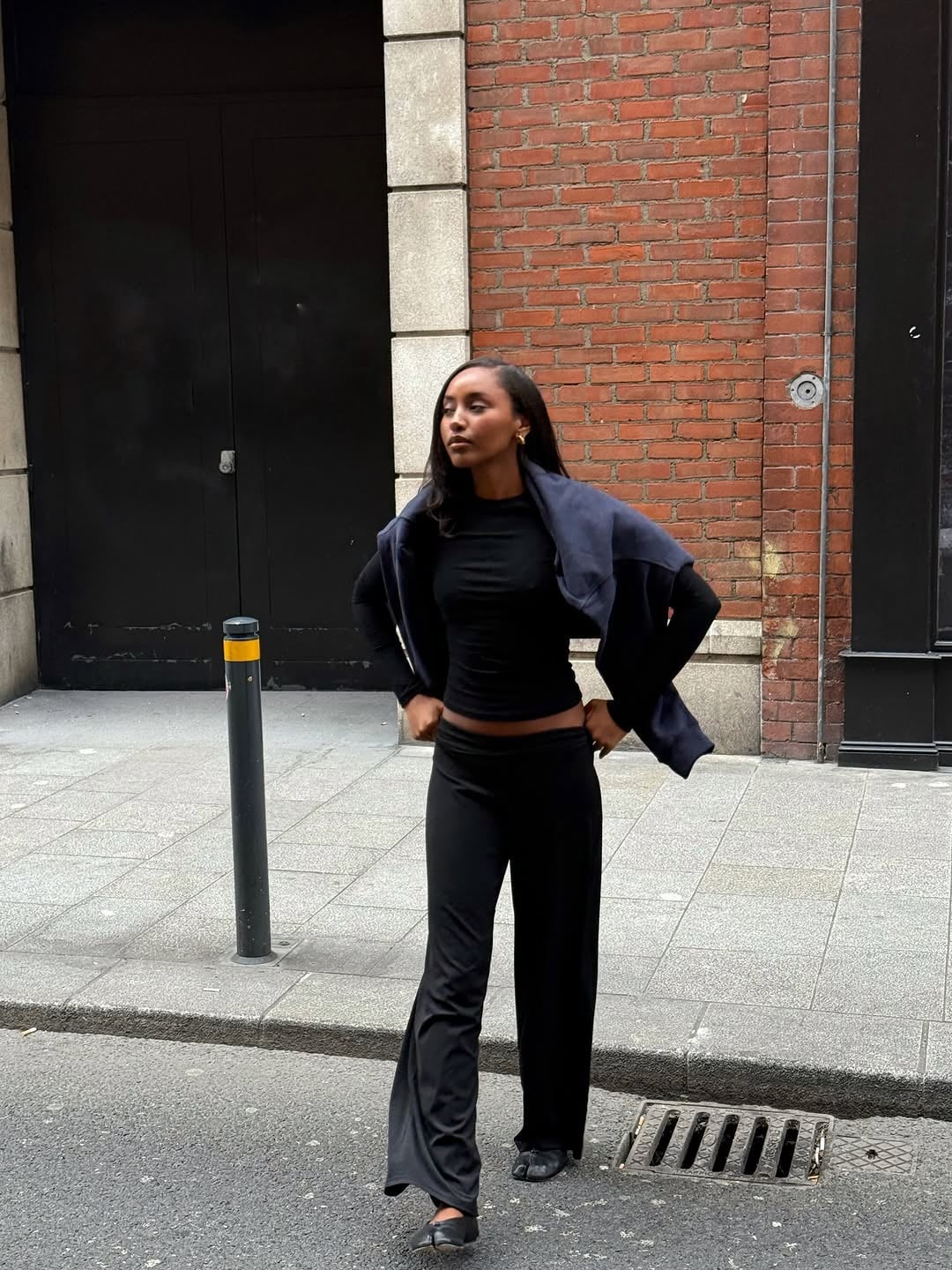 High-waisted Wide-Leg Sweatpants with a Fitted Top and Cardigan — Chic Black Sweatpants Outfit