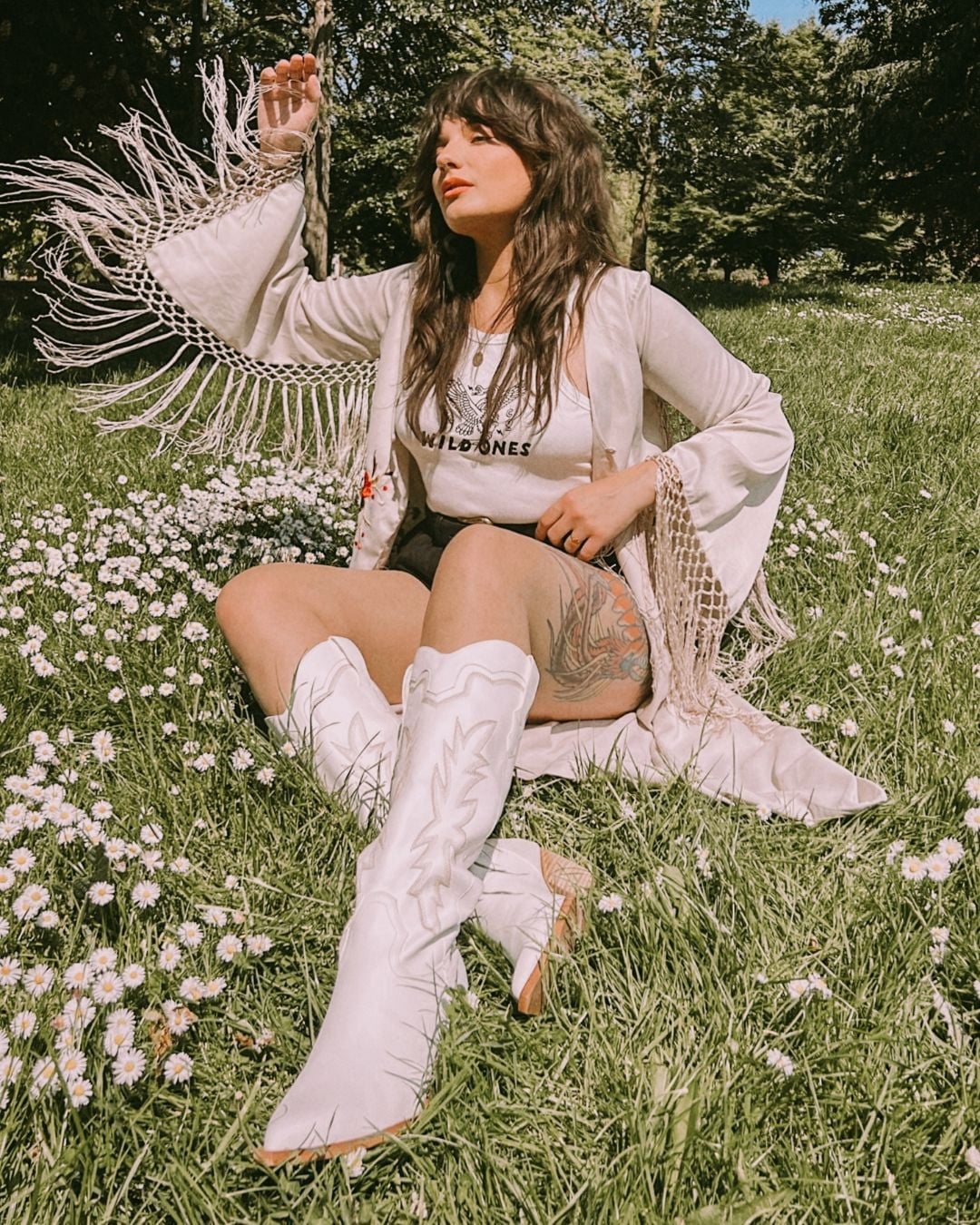 White Leather Cowboy Boots with Fringed Kimono White Leather Cowboy Boots with Fringed Kimono — Chic Cowgirl Boots Outfit