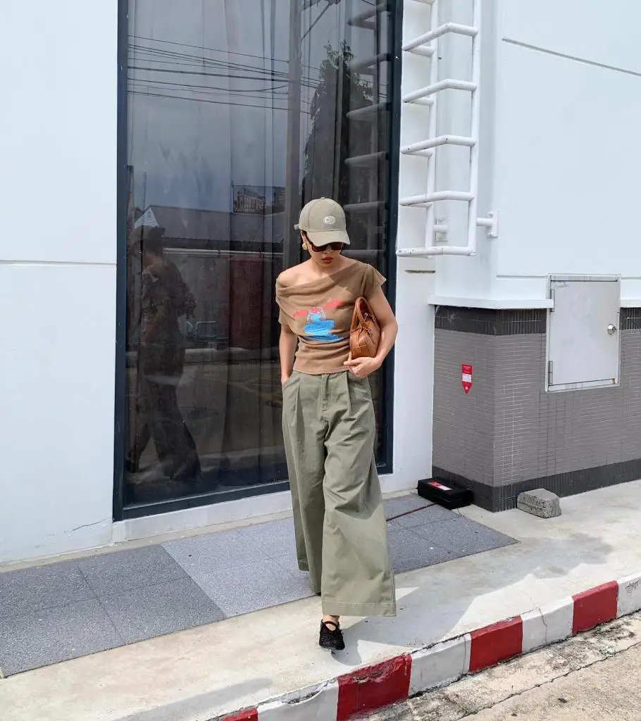 Wide Leg Green Cargo Pants with Graphic T-Shirt Wide Leg Green Cargo Pants with Graphic T-Shirt — Chic Green Cargo Pants Outfit