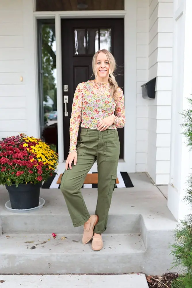 Relaxed Fit Olive Green Cargo Pants with Floral Top Relaxed Fit Olive Green Cargo Pants with Floral Top — Chic Green Cargo Pants Outfit