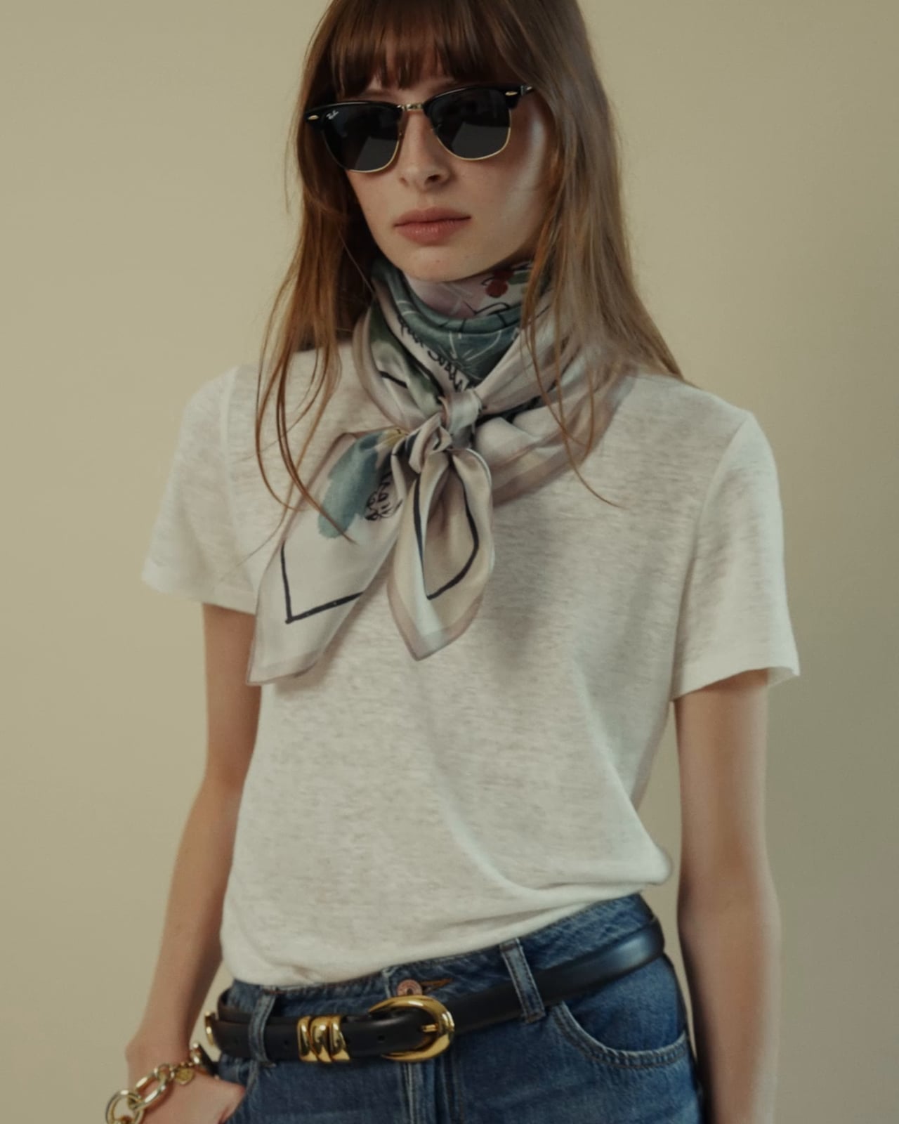 White T-Shirt With Blue Jeans And Silk Scarf White T-Shirt With Blue Jeans And Silk Scarf — Classy 2000s Outfits