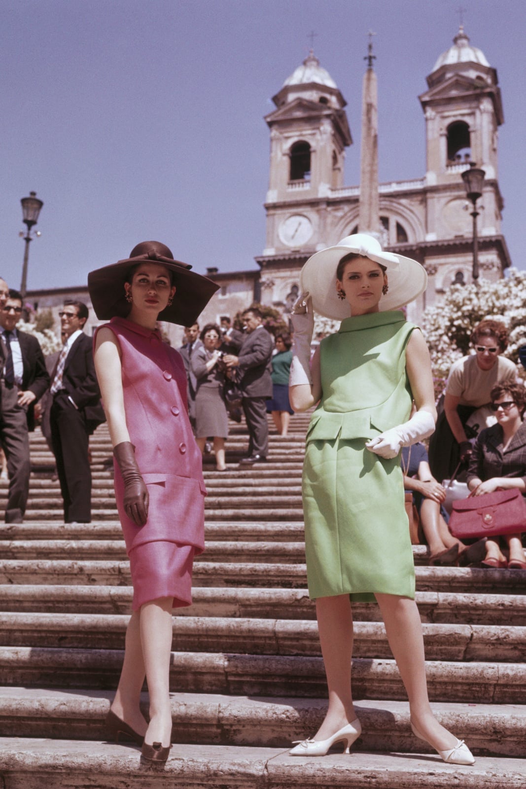 Elegant Sleeveless Shift Dresses with Statement Hats — Classy 60s Outfits