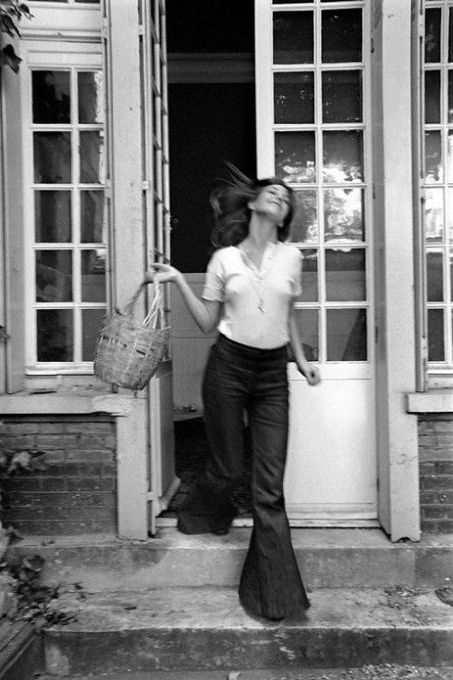 Dark Wash Flared Jeans with Extreme Flare Dark Wash Flared Jeans with Extreme Flare — Classy 70s Outfits