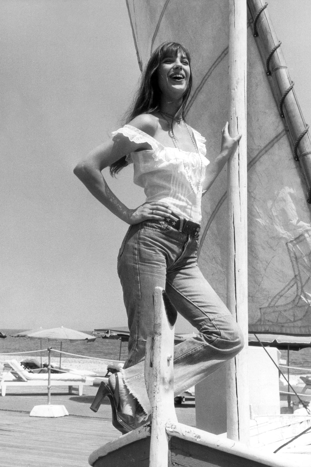 Off-the-shoulder Top and Flared Denim Jeans Off-the-shoulder Top and Flared Denim Jeans — Classy 70s Outfits