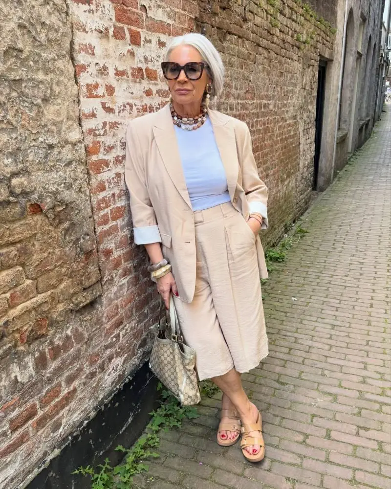 Beige Linen-Like Blazer with Wide-Leg Culottes Beige Linen-Like Blazer with Wide-Leg Culottes — Classy 70s Outfits