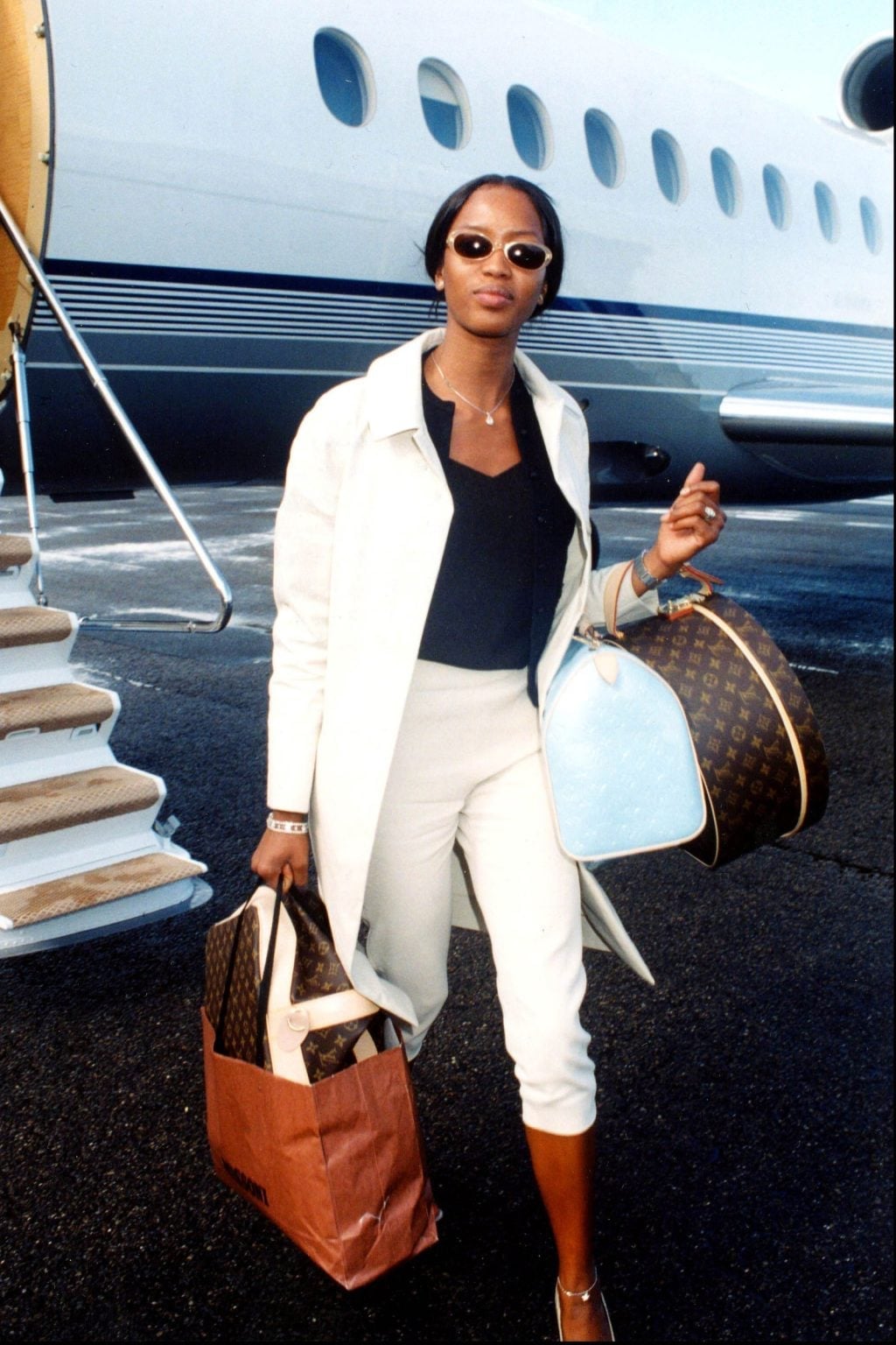 90s Travel Style with Trench Coat — Classy 90s Outfits