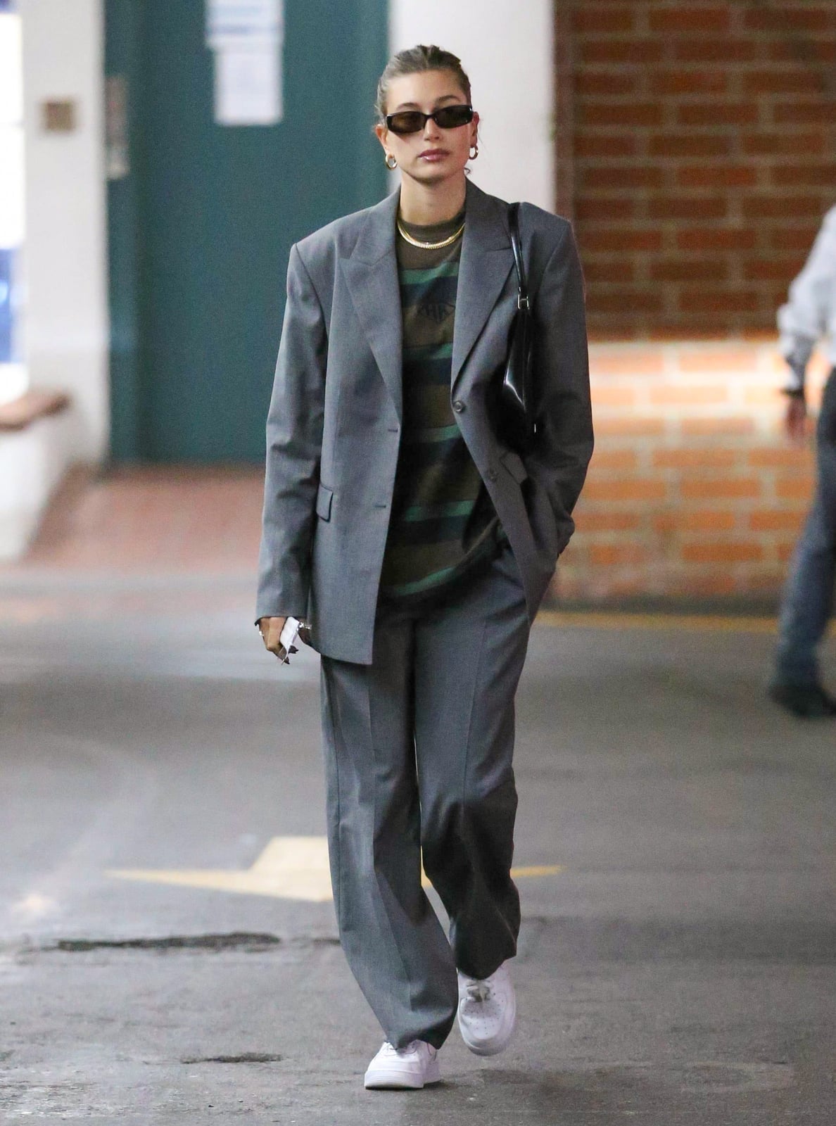 Oversized Gray Blazer Camo T-Shirt and Trousers Oversized Gray Blazer Camo T-Shirt and Trousers — Classy Air Force 1 Outfits