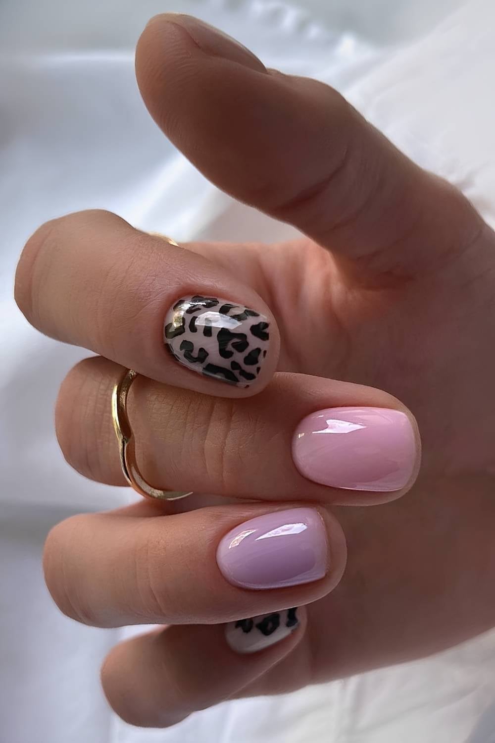 Glossy Nude Leopard Accent Burgundy French With демонстрируя дизайн Glossy Nude Leopard Accent Burgundy French With демонстрируя дизайн — Classy Animal Print Nails