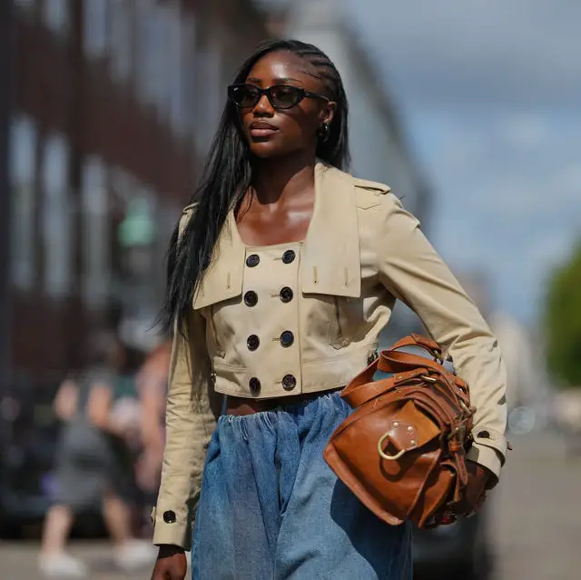 Cropped Beige Trench Jacket with Wide-Leg Jeans — Classy Baddie Outfits