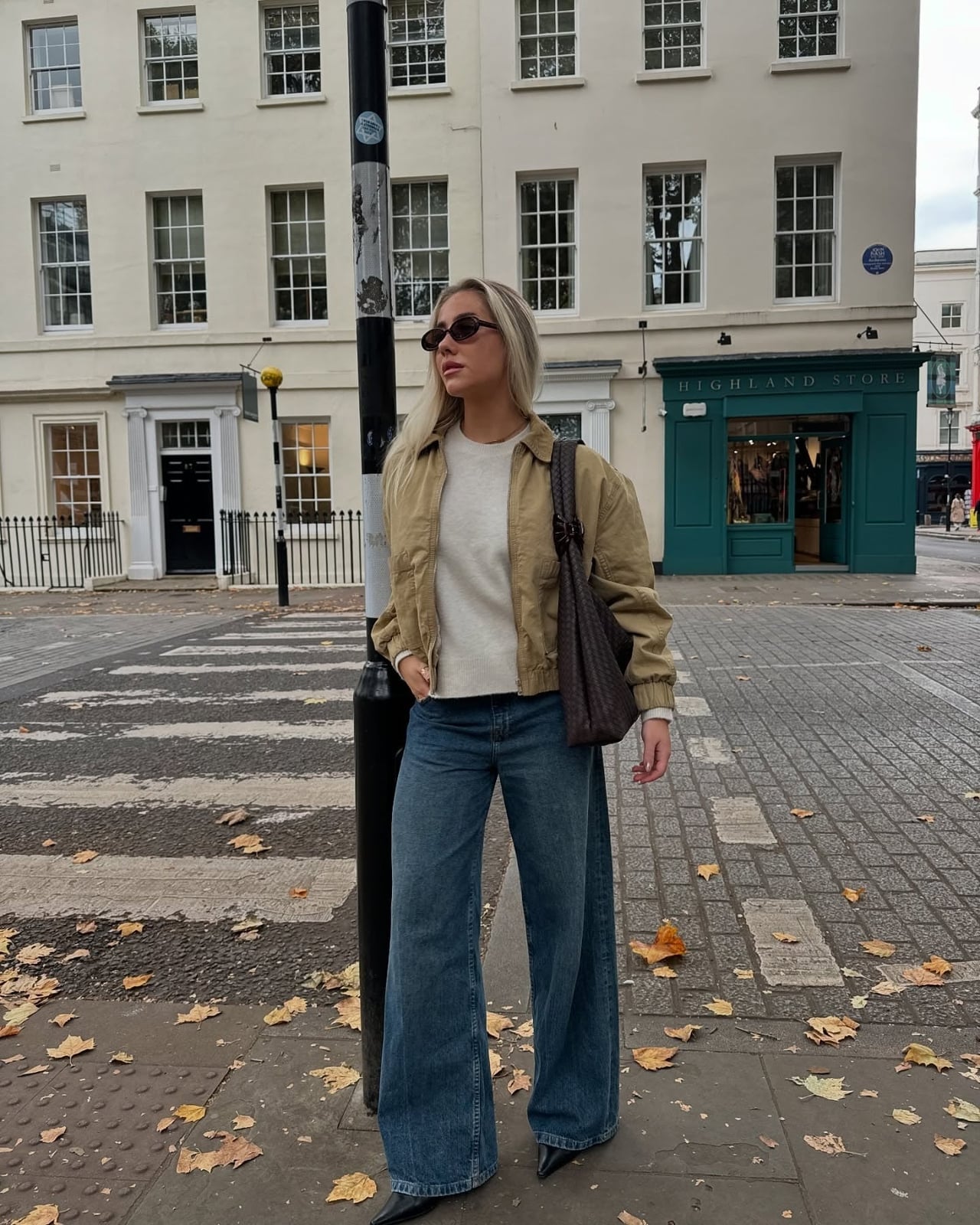 Wide Leg Blue Jeans With Bomber Jacket Wide Leg Blue Jeans With Bomber Jacket — Classy Baggy Jeans Outfits