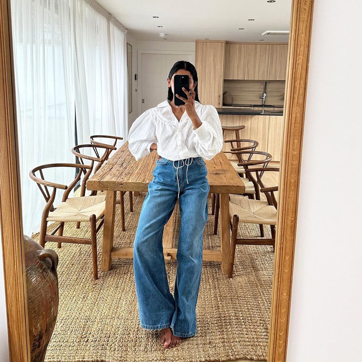 Wide Leg Blue Jeans With Puff Sleeve Blouse Wide Leg Blue Jeans With Puff Sleeve Blouse — Classy Baggy Jeans Outfits