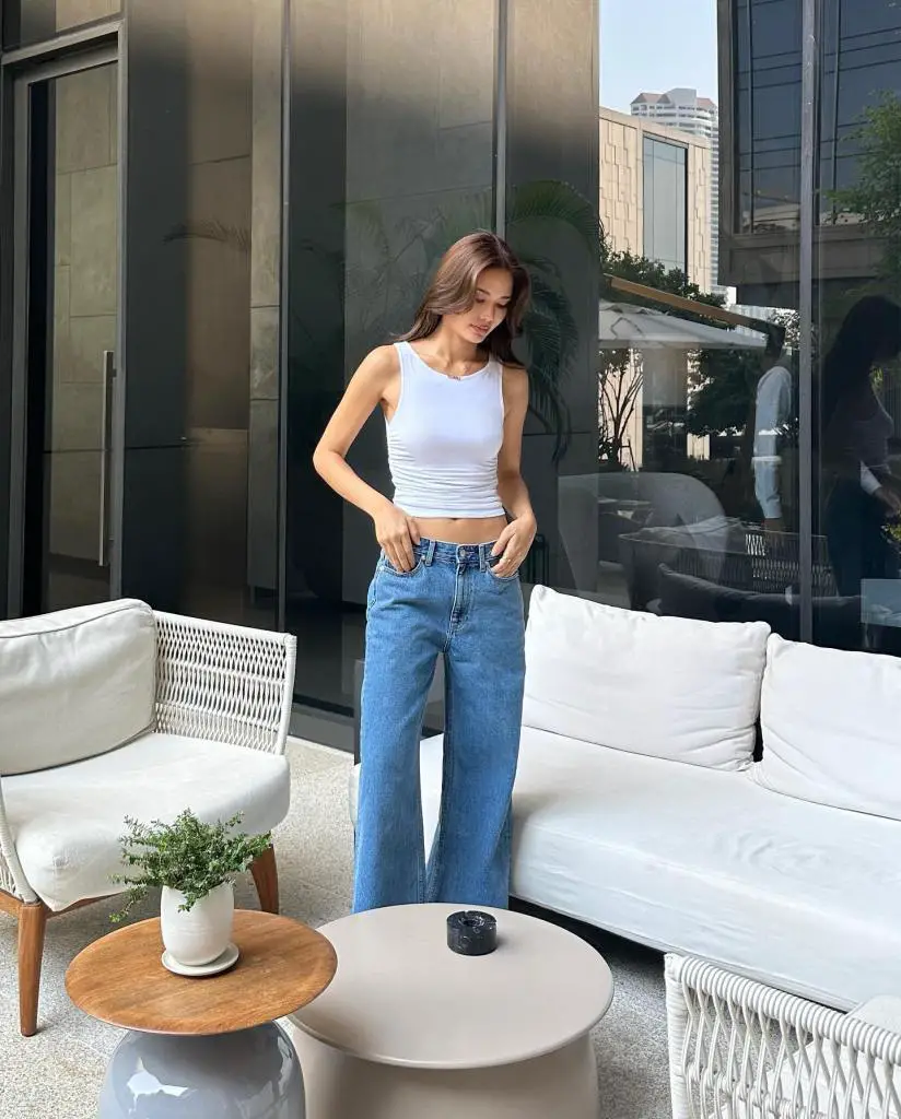 Light Wash Baggy Jeans With Cropped Tank Top Light Wash Baggy Jeans With Cropped Tank Top — Classy Baggy Jeans Outfits