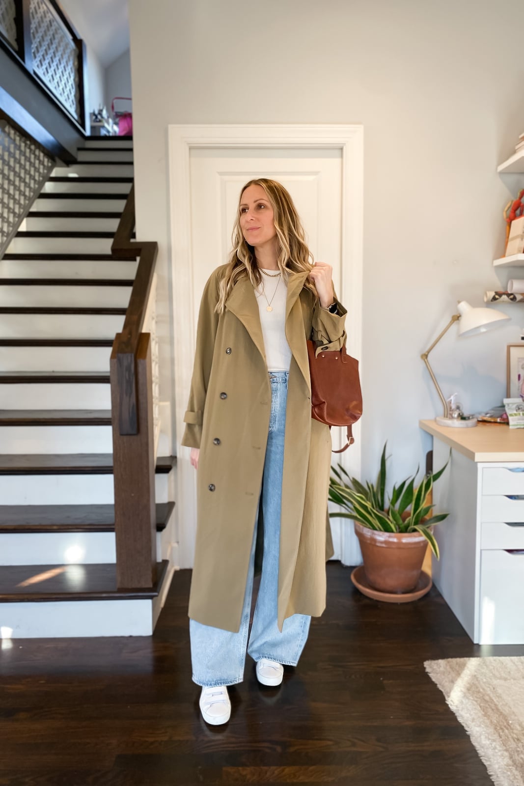 Light Wash Wide Leg Jeans With Trench Coat Light Wash Wide Leg Jeans With Trench Coat — Classy Baggy Jeans Outfits