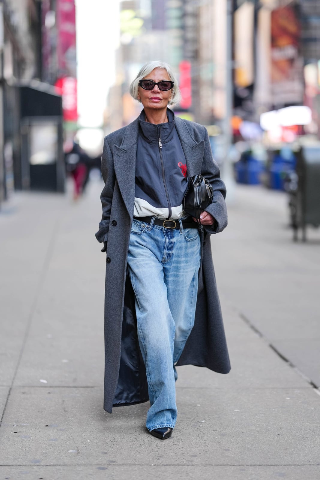 Baggy Jeans Under a Long Gray Coat Baggy Jeans Under a Long Gray Coat — Classy Baggy Jeans Outfits