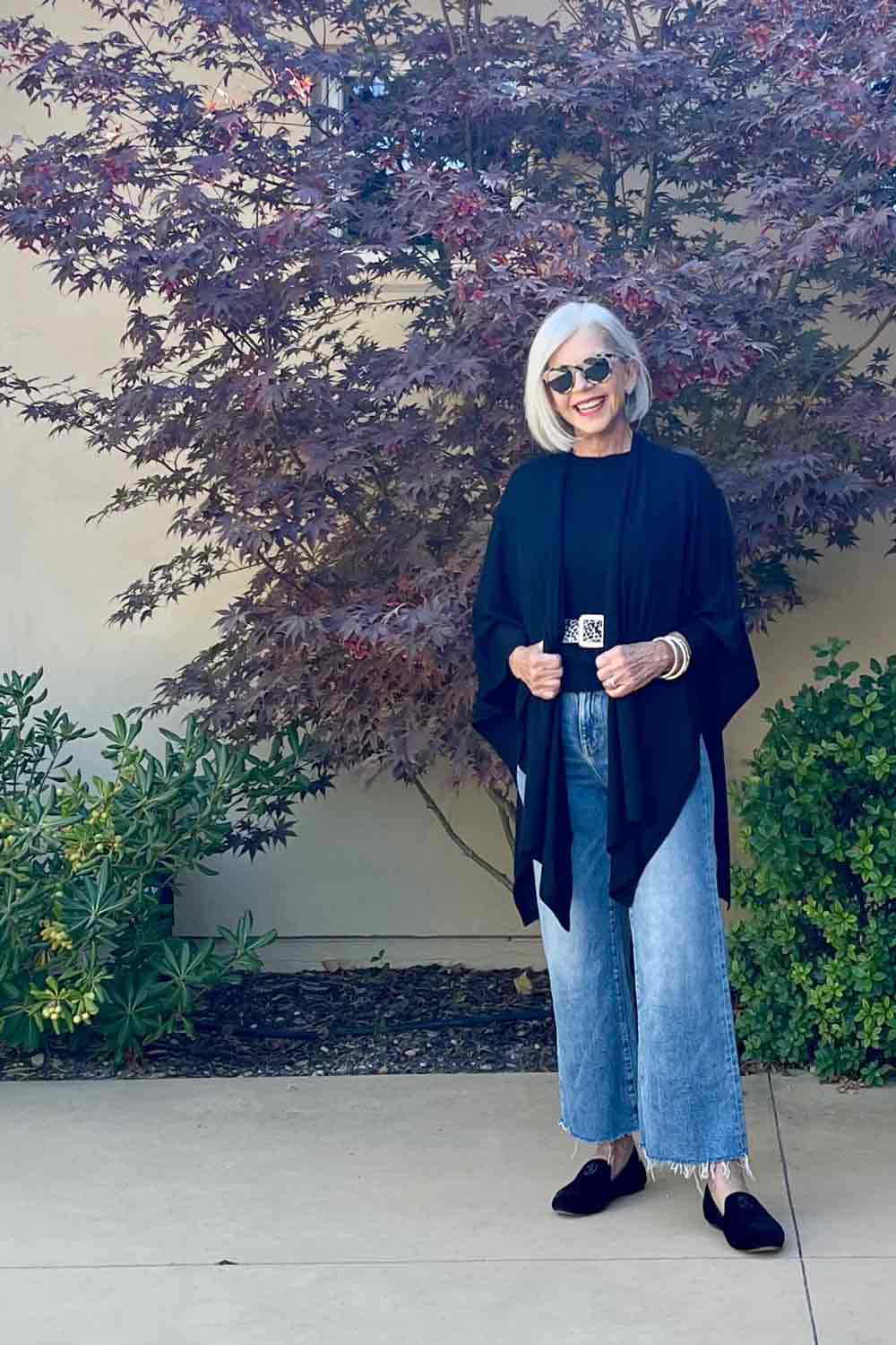 Light Wash Cropped Jeans With Black Cardigan Light Wash Cropped Jeans With Black Cardigan — Classy Baggy Jeans Outfits