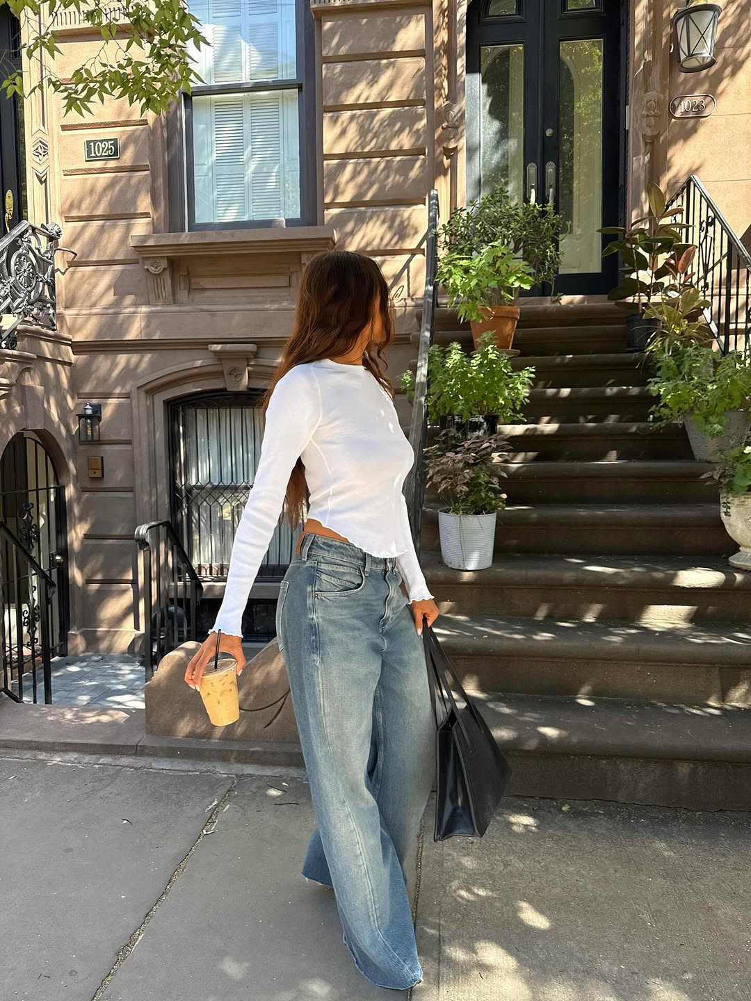 Light Wash Baggy Jeans With Fitted Top Light Wash Baggy Jeans With Fitted Top — Classy Baggy Jeans Outfits