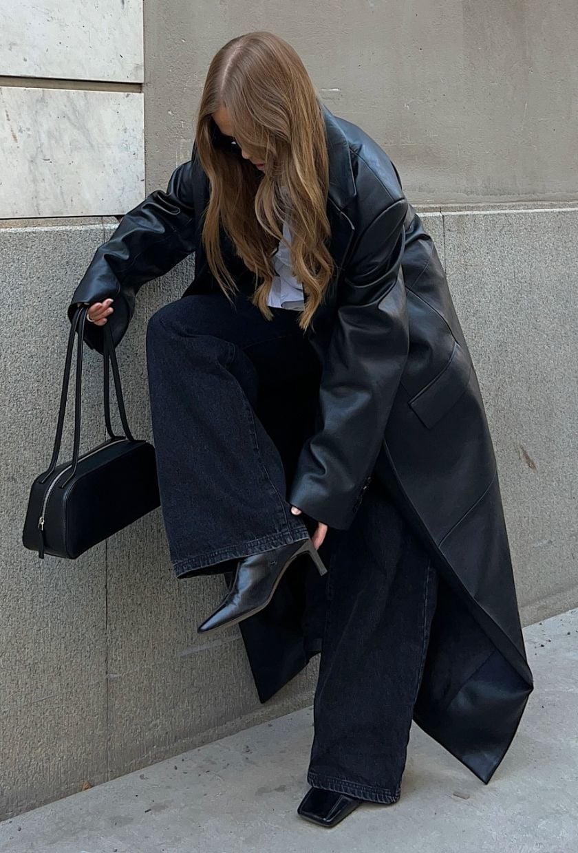 Long Leather Coat And Wide Leg Jeans With Black Pointed-Toe Heels Long Leather Coat And Wide Leg Jeans With Black Pointed-Toe Heels — Classy Baggy Outfits