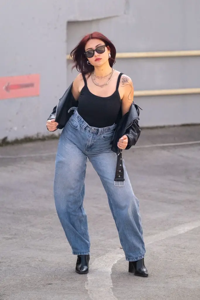 Baggy Jeans With Leather Jacket And Tank Top Baggy Jeans With Leather Jacket And Tank Top — Classy Baggy Outfits