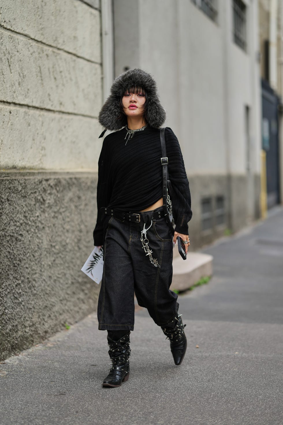 Baggy Culottes With Knit Sweater And Ushanka Hat Baggy Culottes With Knit Sweater And Ushanka Hat — Classy Baggy Outfits