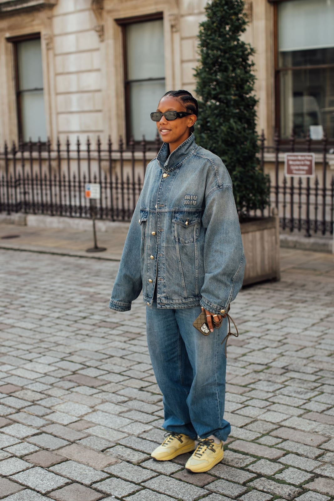 Wide Leg Jeans With Black Top And Belt Wide Leg Jeans With Black Top And Belt — Classy Baggy Outfits