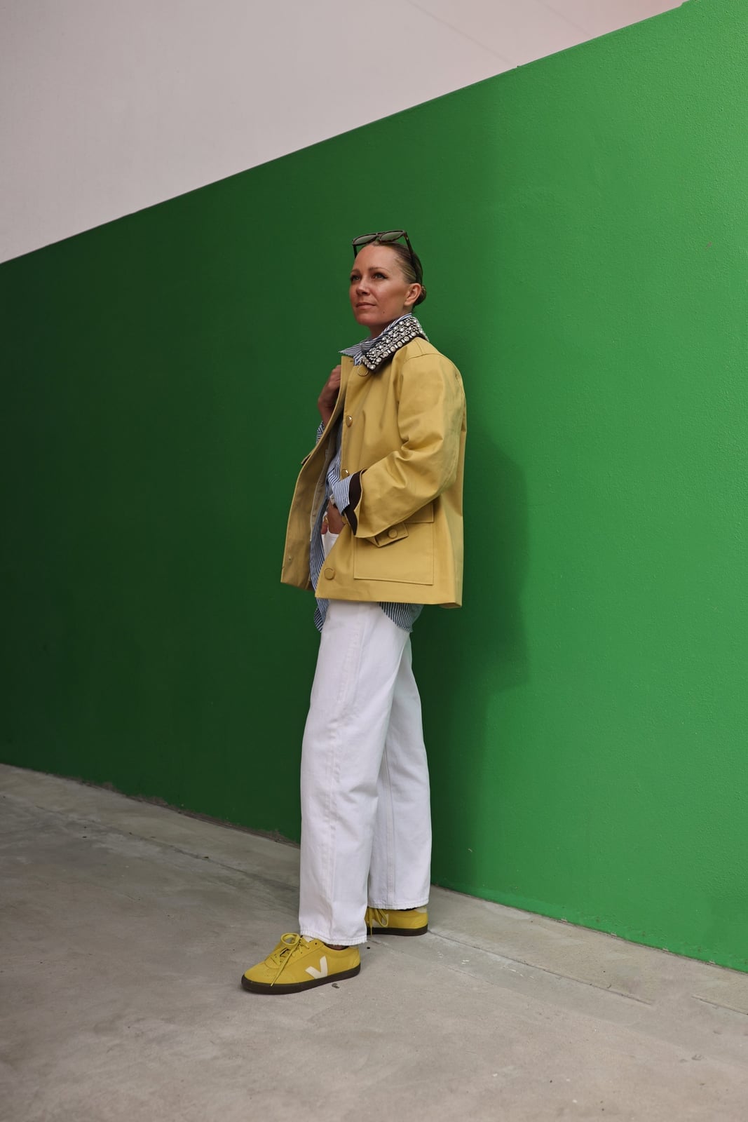 White Baggy Trousers With Yellow Cropped Jacket White Baggy Trousers With Yellow Cropped Jacket — Classy Baggy Outfits