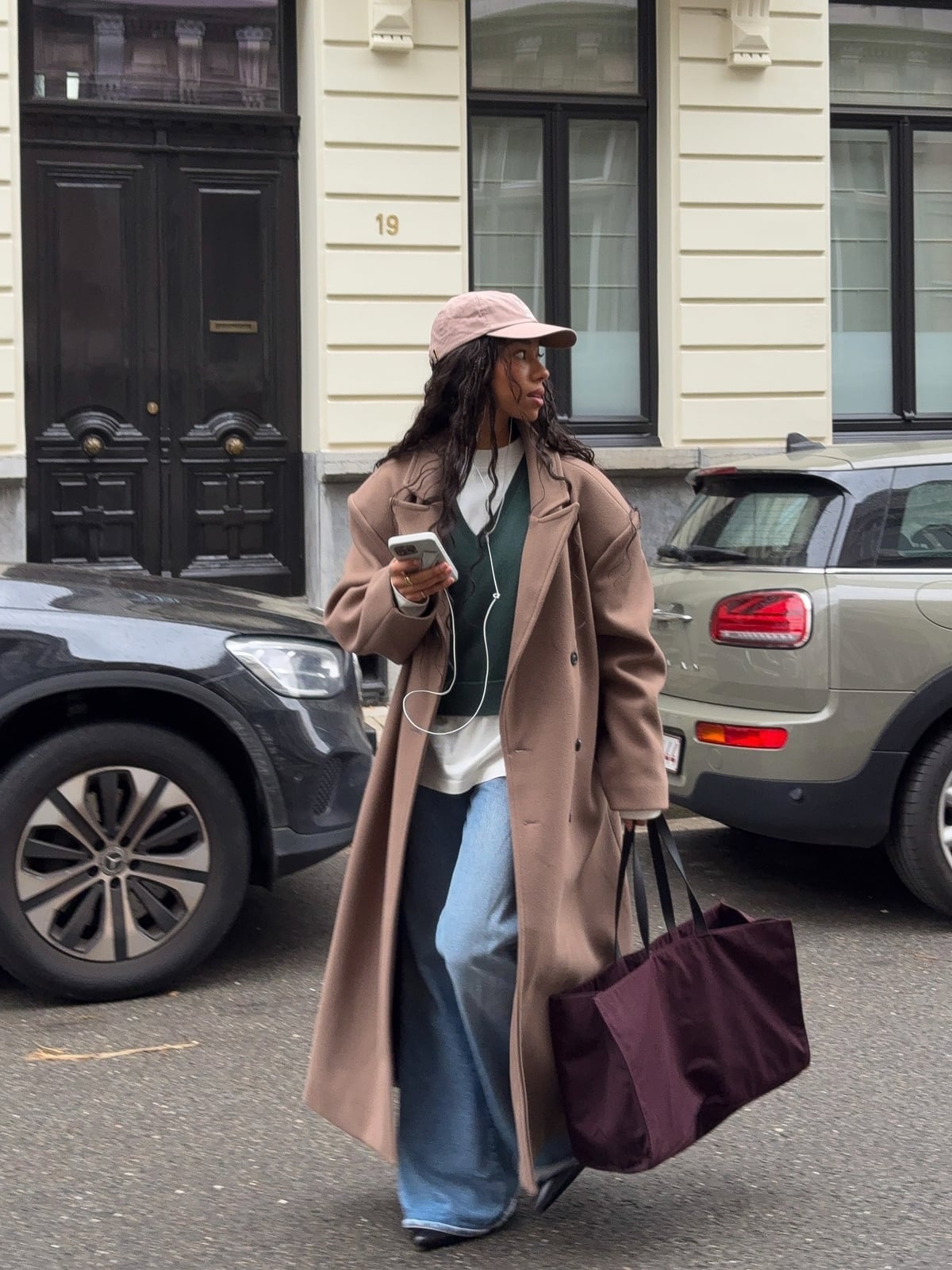 Oversized Wool Coat Over Sweater And Jeans With A Large Tote Bag Oversized Wool Coat Over Sweater And Jeans With A Large Tote Bag — Classy Baggy Outfits