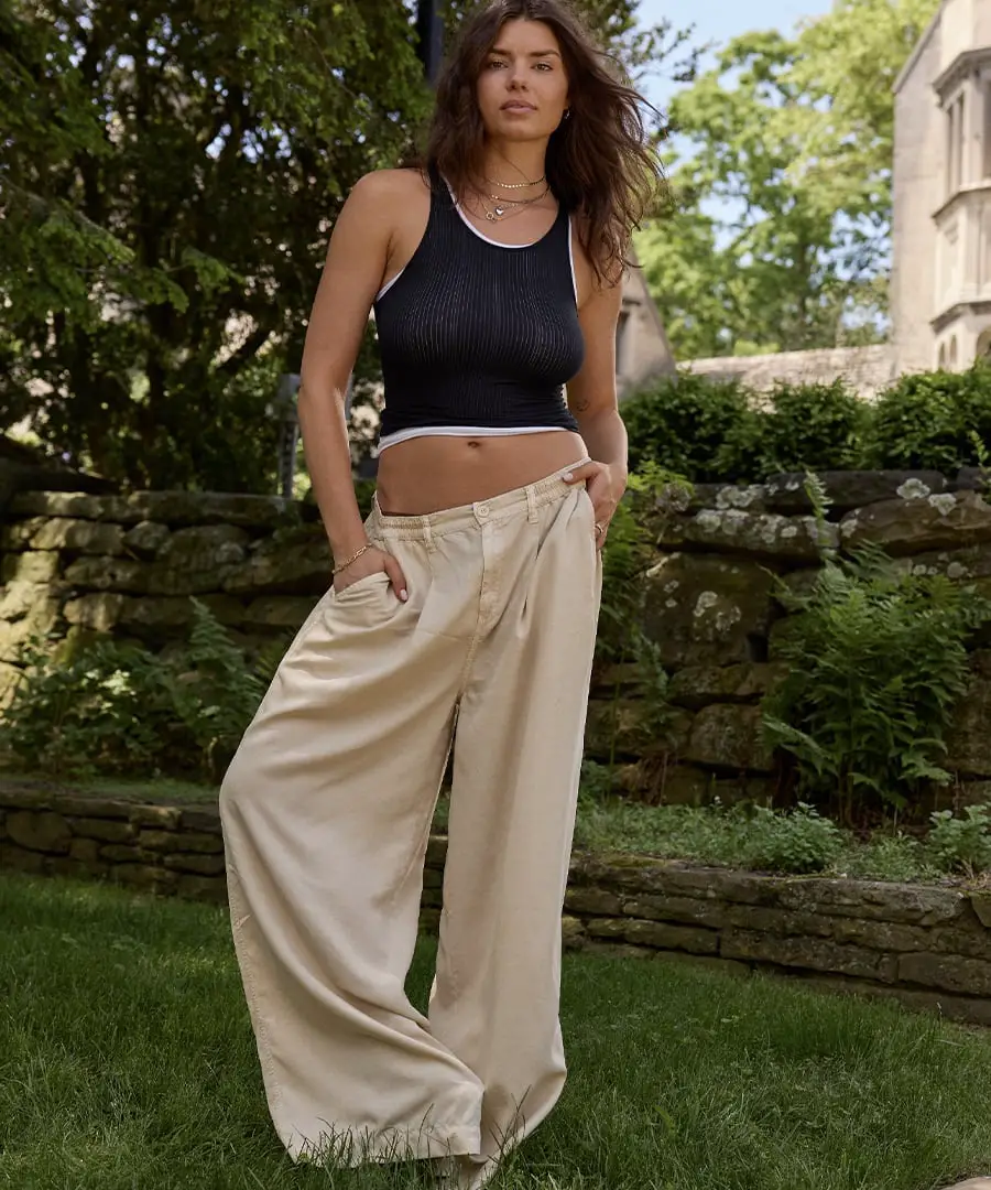 Cream Baggy Trousers With Black Tank Top, Close-Up Take Cream Baggy Trousers With Black Tank Top, Close-Up Take — Classy Baggy Outfits