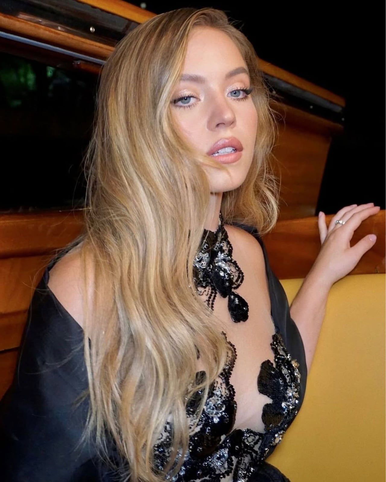 Collarbone Medium Blonde With Darker Balayage Collarbone Medium Blonde With Darker Balayage — Classy Balayage Hair