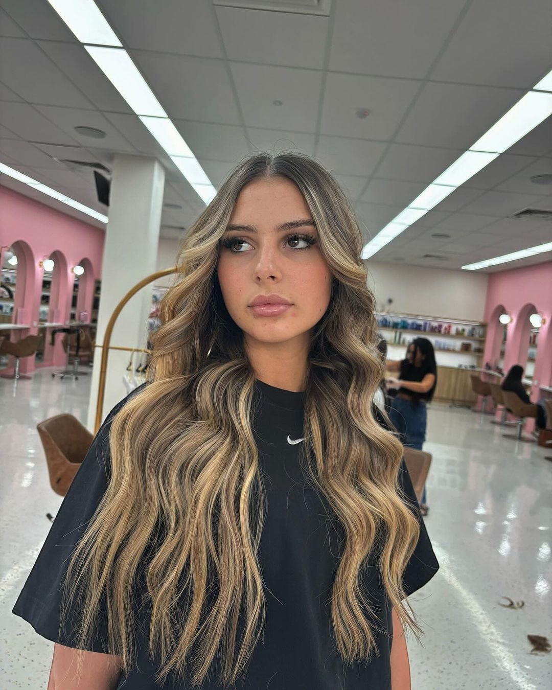 Medium Blonde Balayage With Face-Framing Bangs and Loose Waves Medium Blonde Balayage With Face-Framing Bangs and Loose Waves — Classy Balayage Hair Blonde