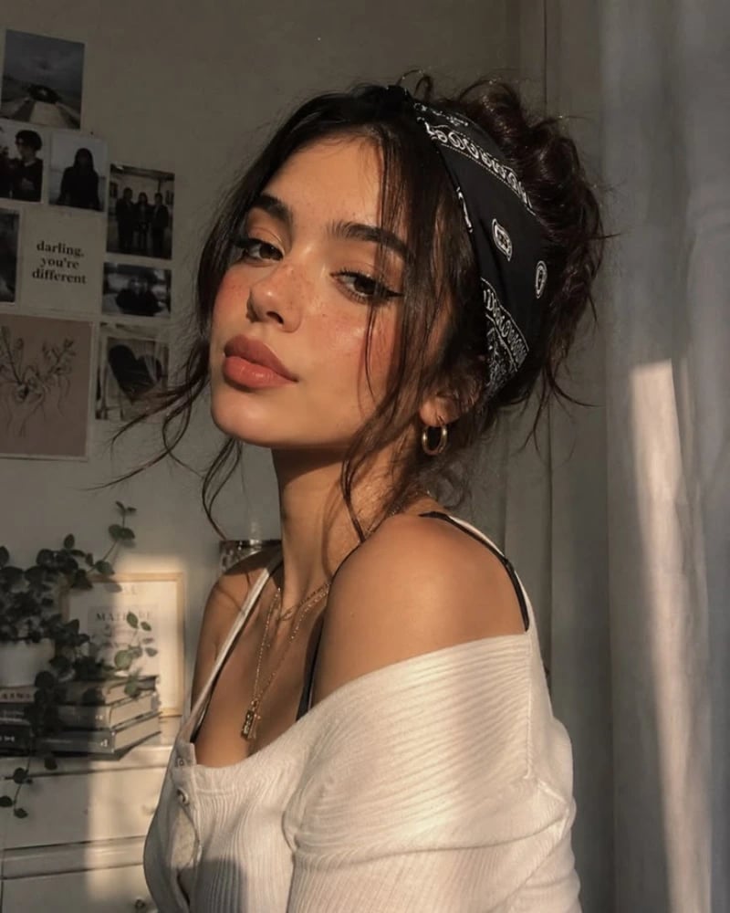 Messy Bun With Wispy Bangs and Black Bandana Messy Bun With Wispy Bangs and Black Bandana — Classy Bandana Hair