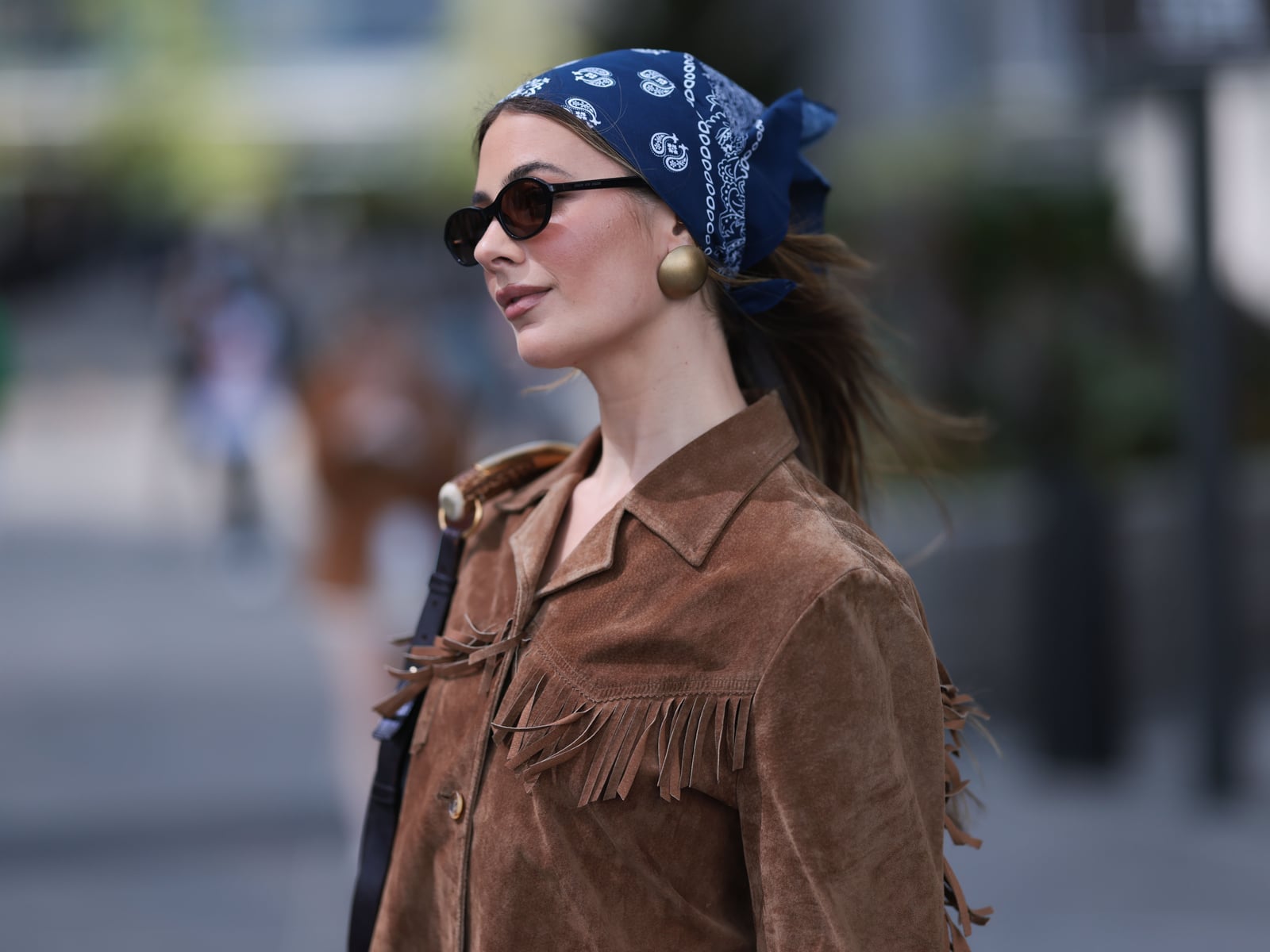 Mid-Back Wavy Dark Brown Hair With Blue Bandana Mid-Back Wavy Dark Brown Hair With Blue Bandana — Classy Bandana Hair
